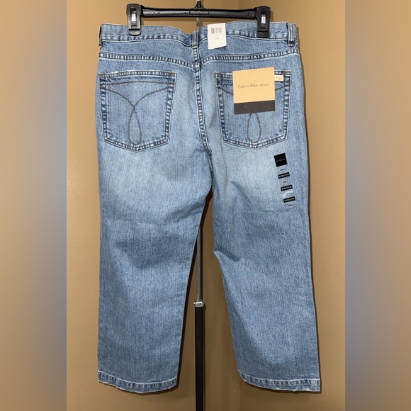 NWT CALVIN KLEIN Vintage wash Classic Blue denim Capri Jeans. Size 12. - Picture 1 of 5